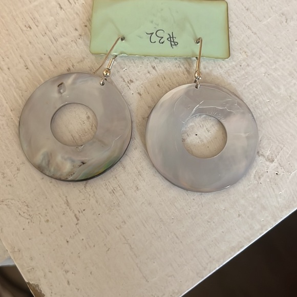 Tahitian Shell Earrings - Picture 4 of 4